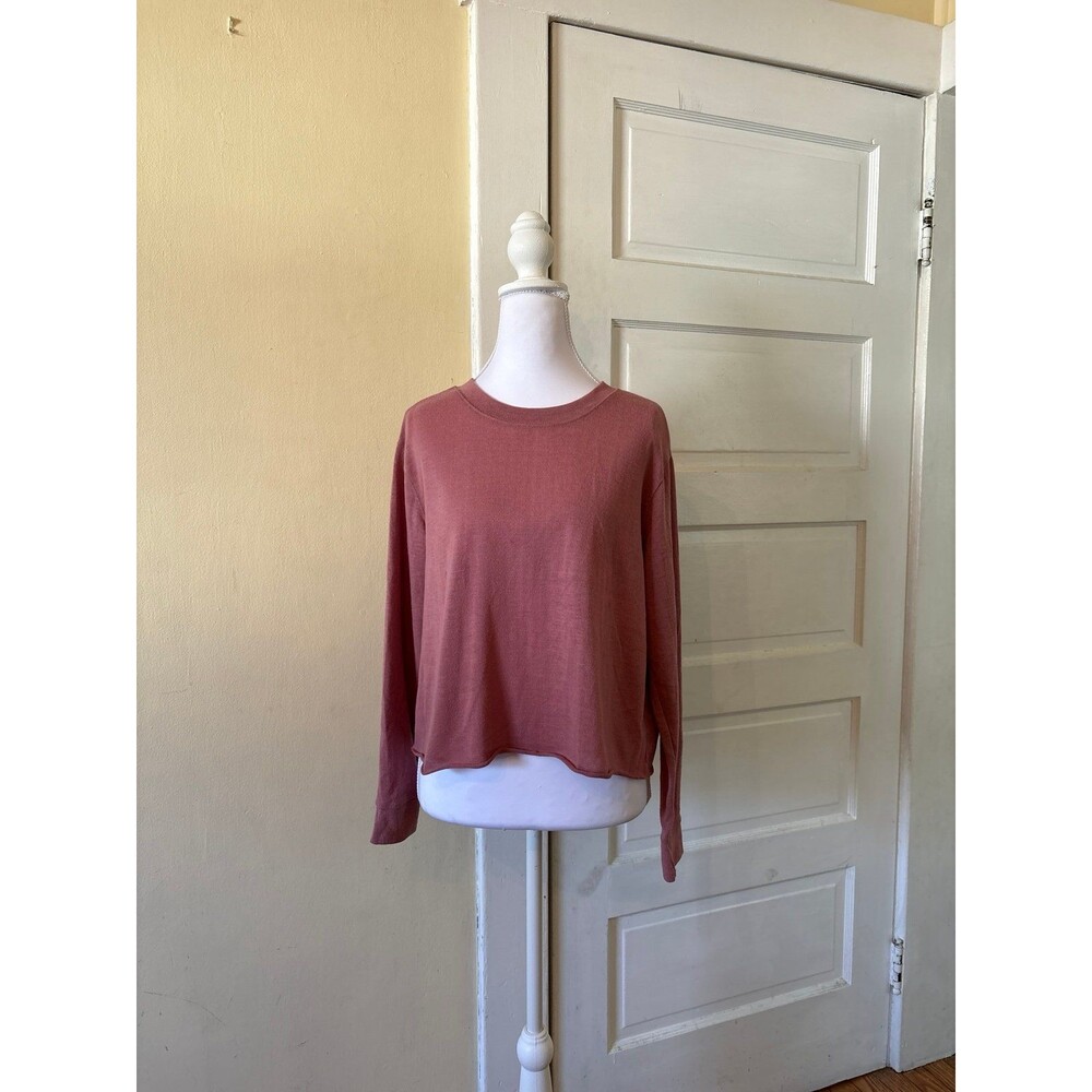Long sleeve pullover light sweater cropped top dusty pink crew neck fall autumn